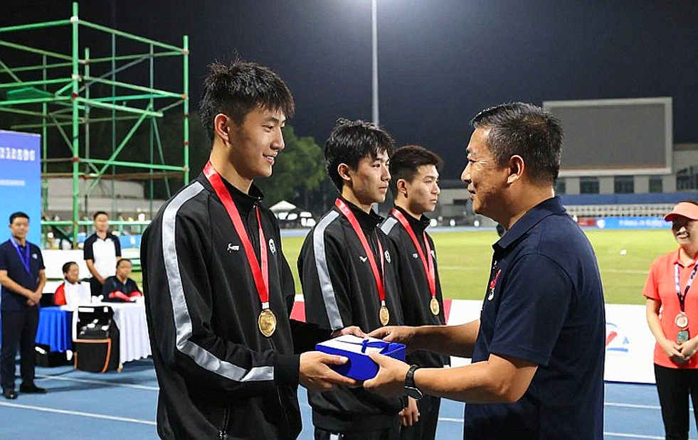 Ghế trống trên khán đài điền kinh: Bốn mươi lăm phút không ai đếm của những người phụ nữ Việt Nam