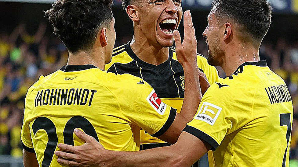 When Energy and Purchasing Power Move Together: The Cost Equation Behind the Football Stand