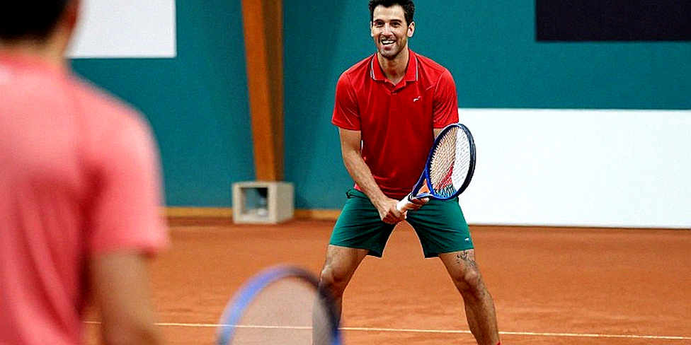 Carlos Alcaraz Vượt Qua Safiullin Tại US Open 2026: 28 Winner Và Câu Hỏi Từ Chiếc Compression Sleeve