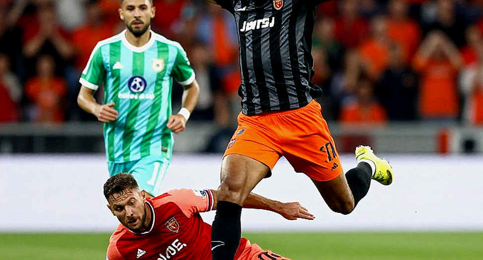 Từ Premier League xuống hạng sáu: Andy Carroll, bản án đã khép, và khoảng trống mà bóng đá không muốn lấp